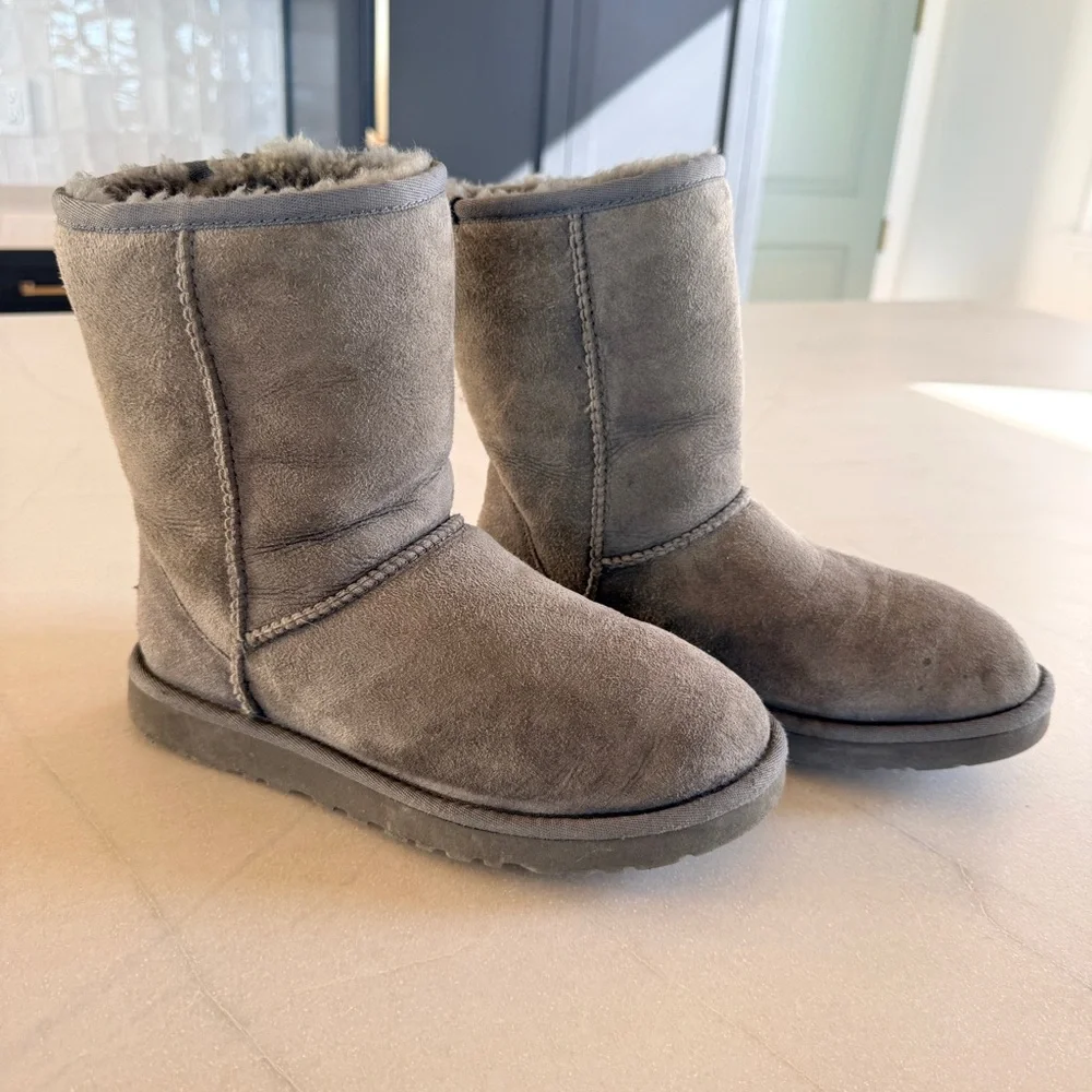 UGG Classic II Short Gray Suede Shearling Lined Winter Boots Womens Size 6